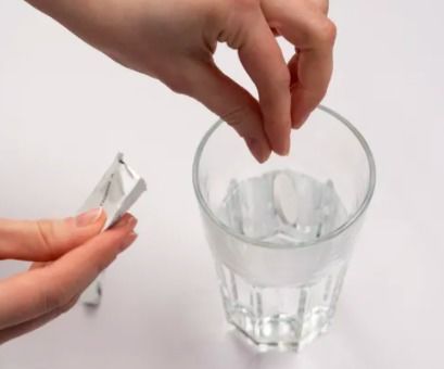 泡騰片直接含著吃暗藏窒息風險，苯胺成分需警惕